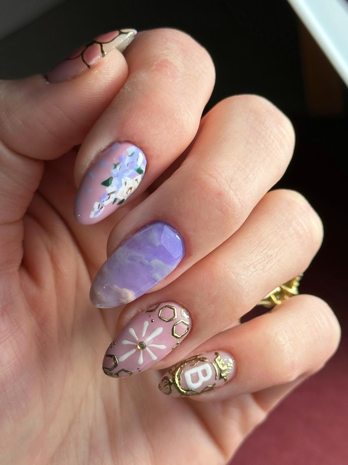 Nail art améthyste et or par Sortilège Beauté